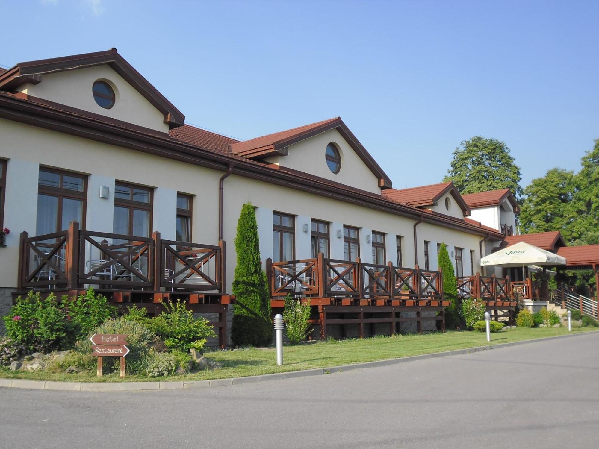 Red Deer Hotel Brezno Exterior photo